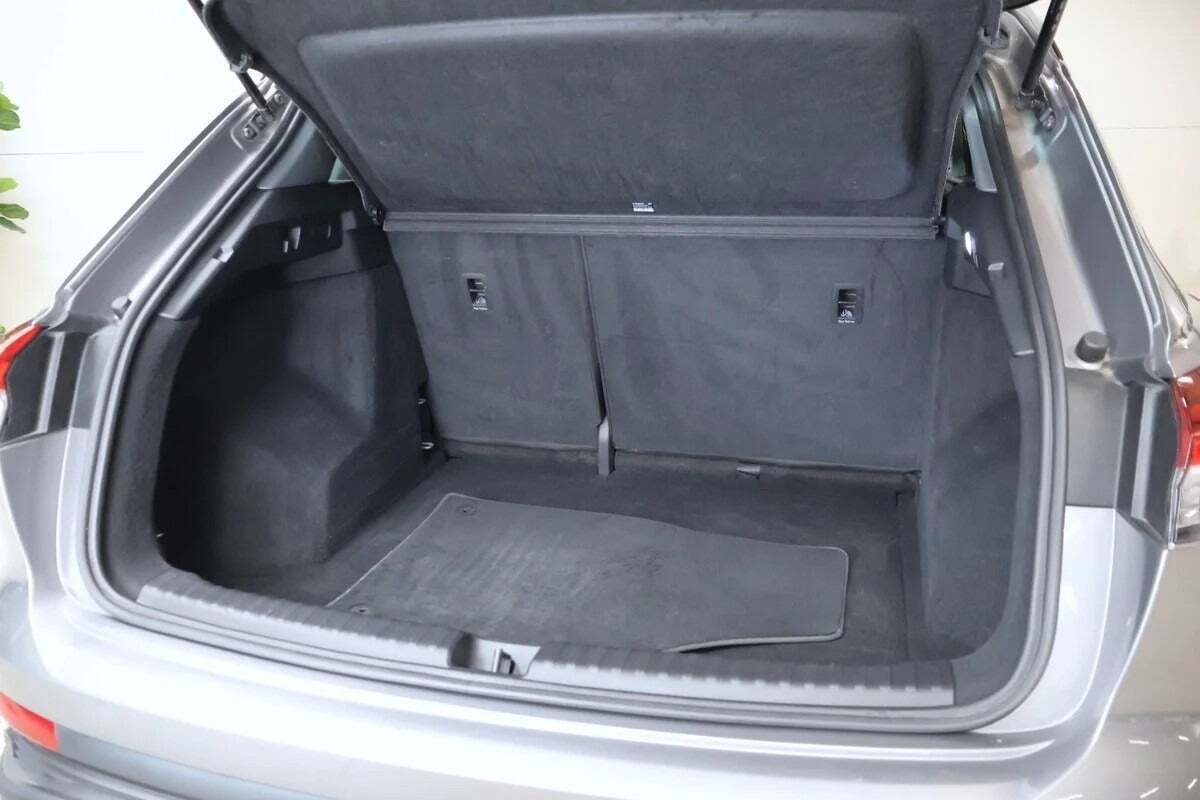 Grå Audi Q4 e-tron fra 2023