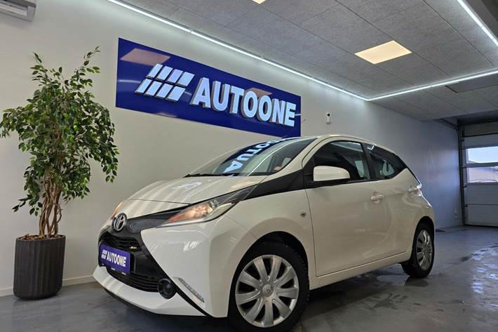 Hvid Toyota Aygo fra 2015 set udefra