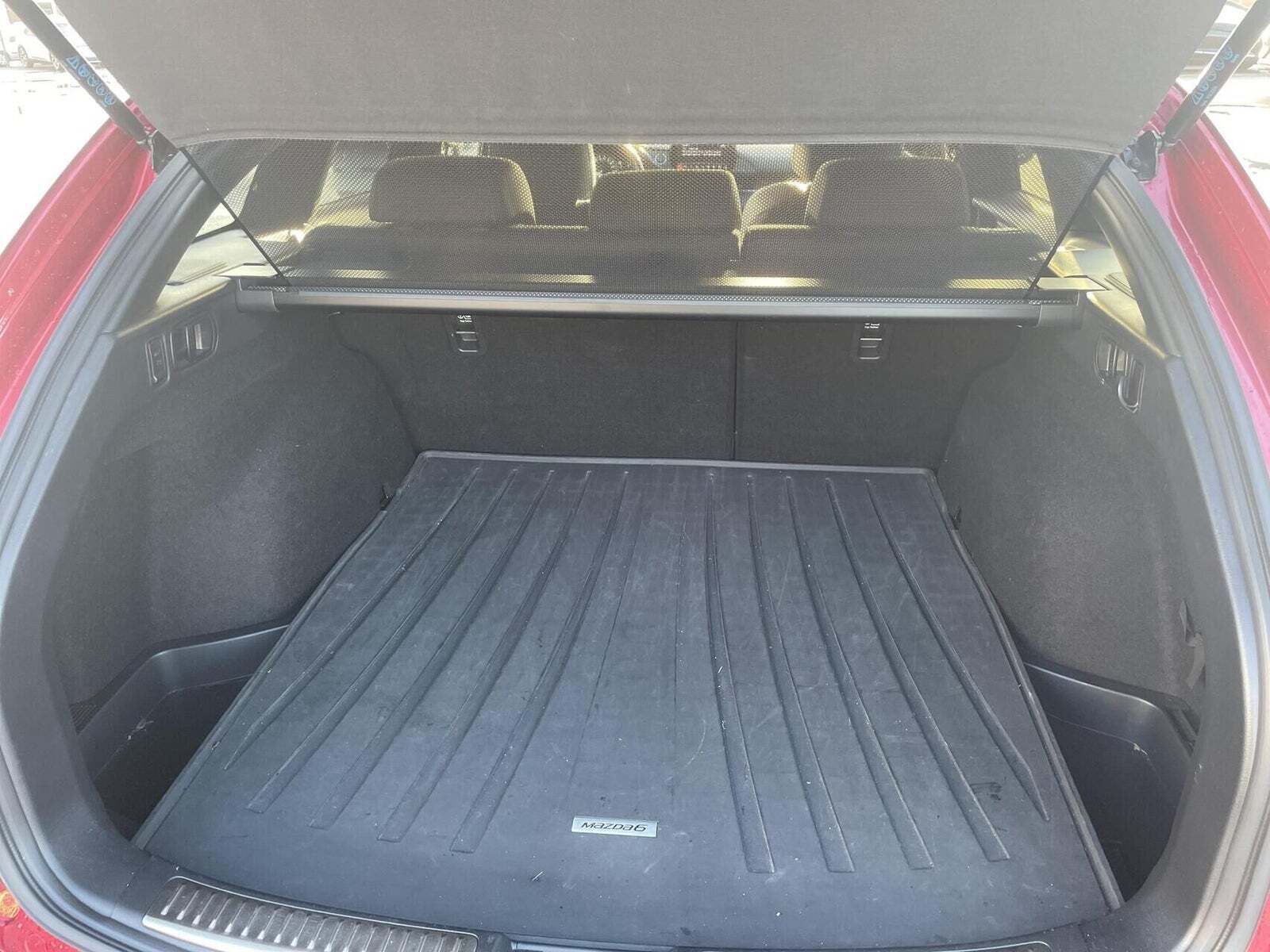 Rød Mazda 6 fra 2019