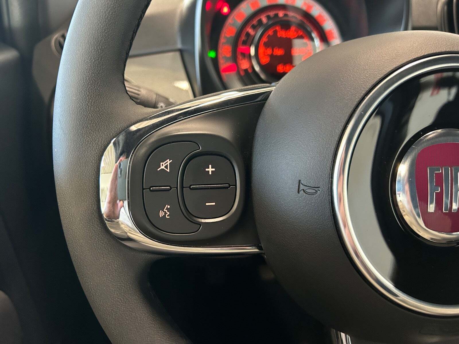 Grå Fiat 500C fra 2024