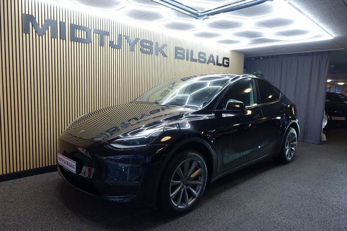 Sort Tesla Model Y fra 2021 set udefra