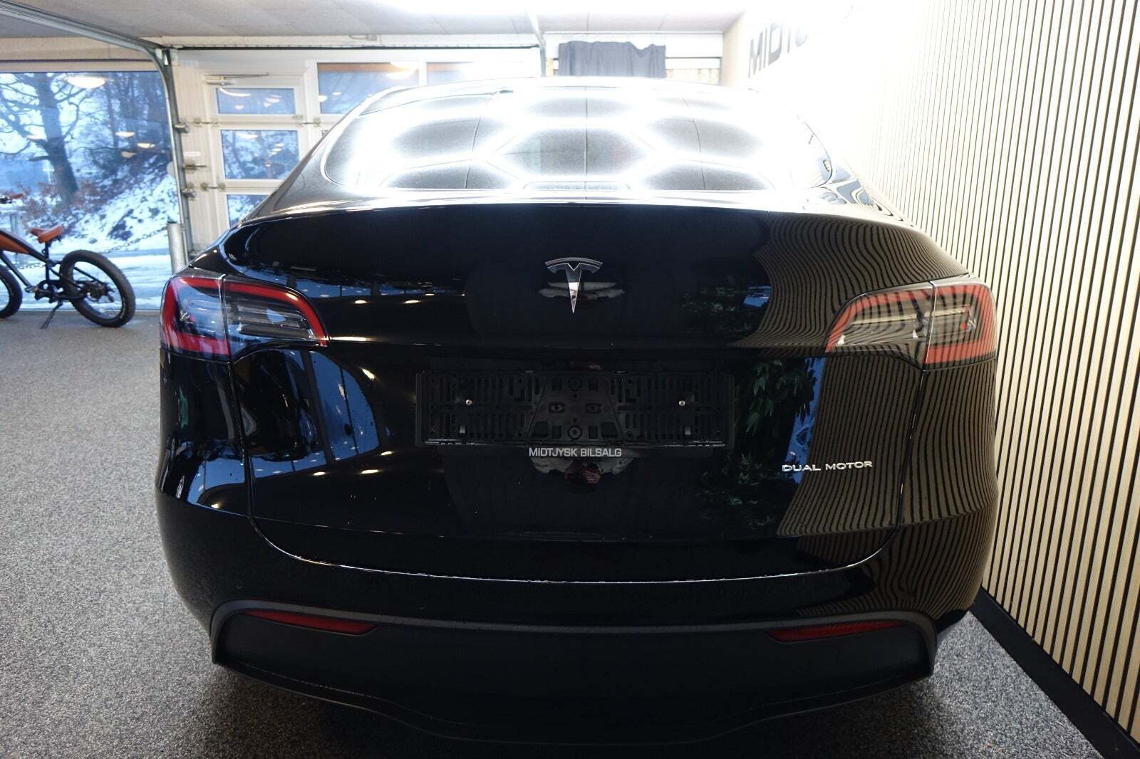 Sort Tesla Model Y fra 2021