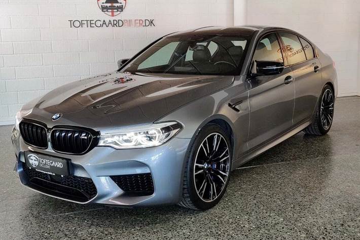 Grå BMW M5 fra 2019 set udefra