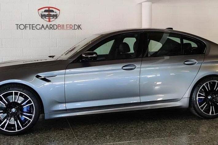Grå BMW M5 fra 2019