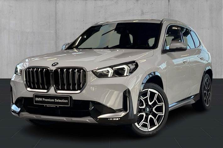 Hvid BMW iX1 fra 2023 set udefra