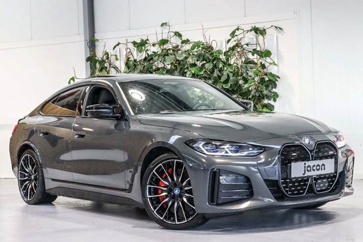 Grå BMW i4 fra 2023 set udefra