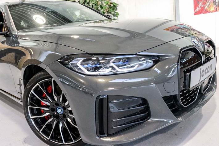 Grå BMW i4 fra 2023