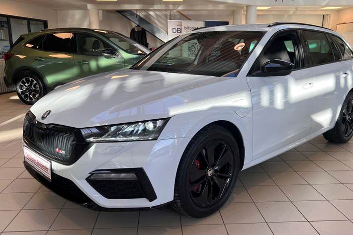 Hvid Skoda Octavia fra 2021 set udefra