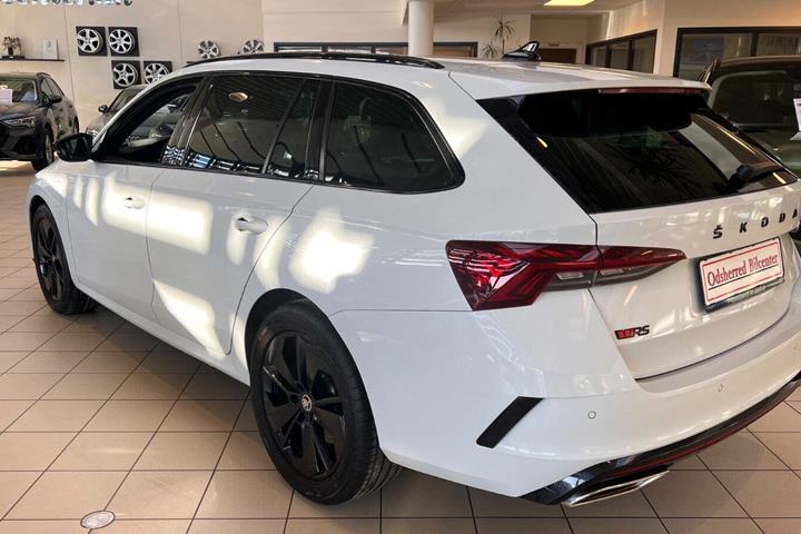 Hvid Skoda Octavia fra 2021