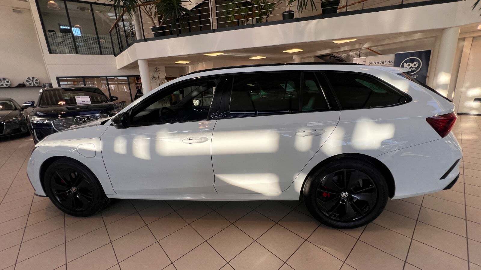 Hvid Skoda Octavia fra 2021