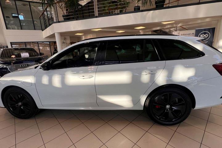 Hvid Skoda Octavia fra 2021