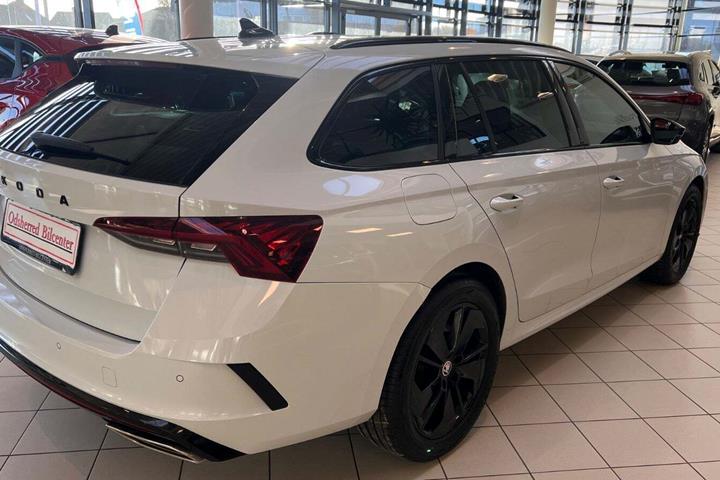 Hvid Skoda Octavia fra 2021