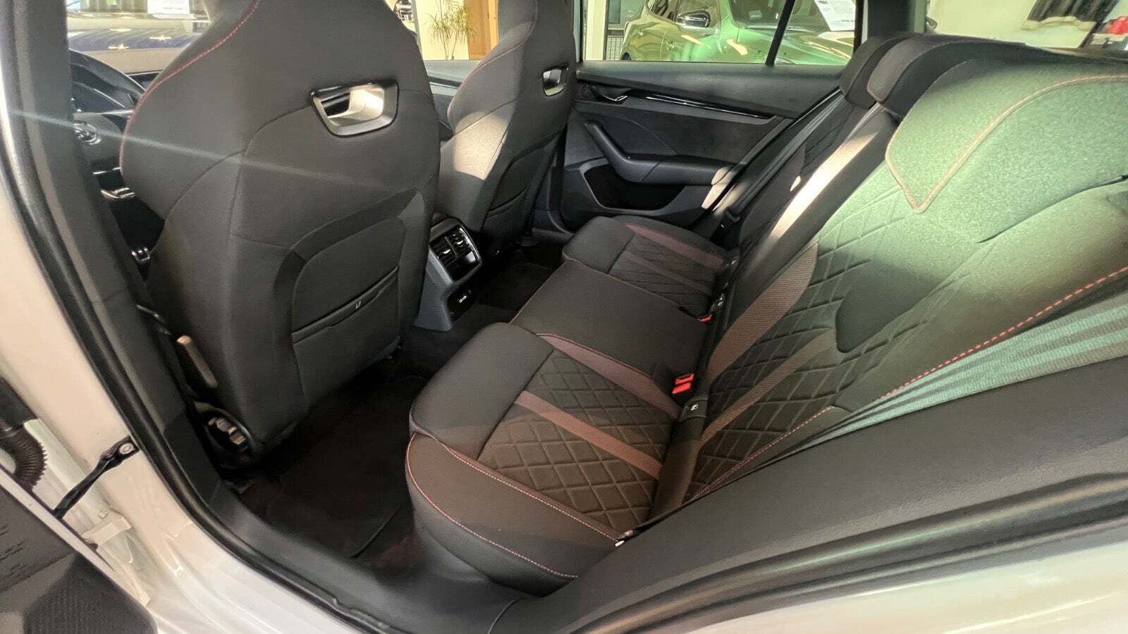 Hvid Skoda Octavia fra 2021