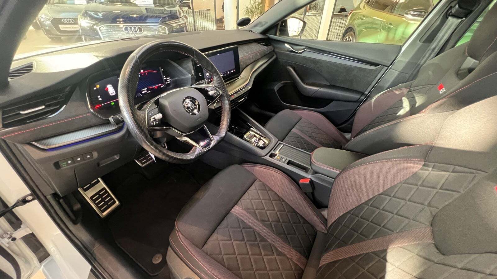 Hvid Skoda Octavia fra 2021