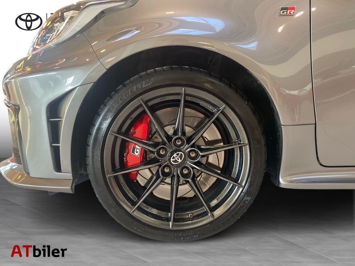 Grå Toyota GR Yaris fra 2024