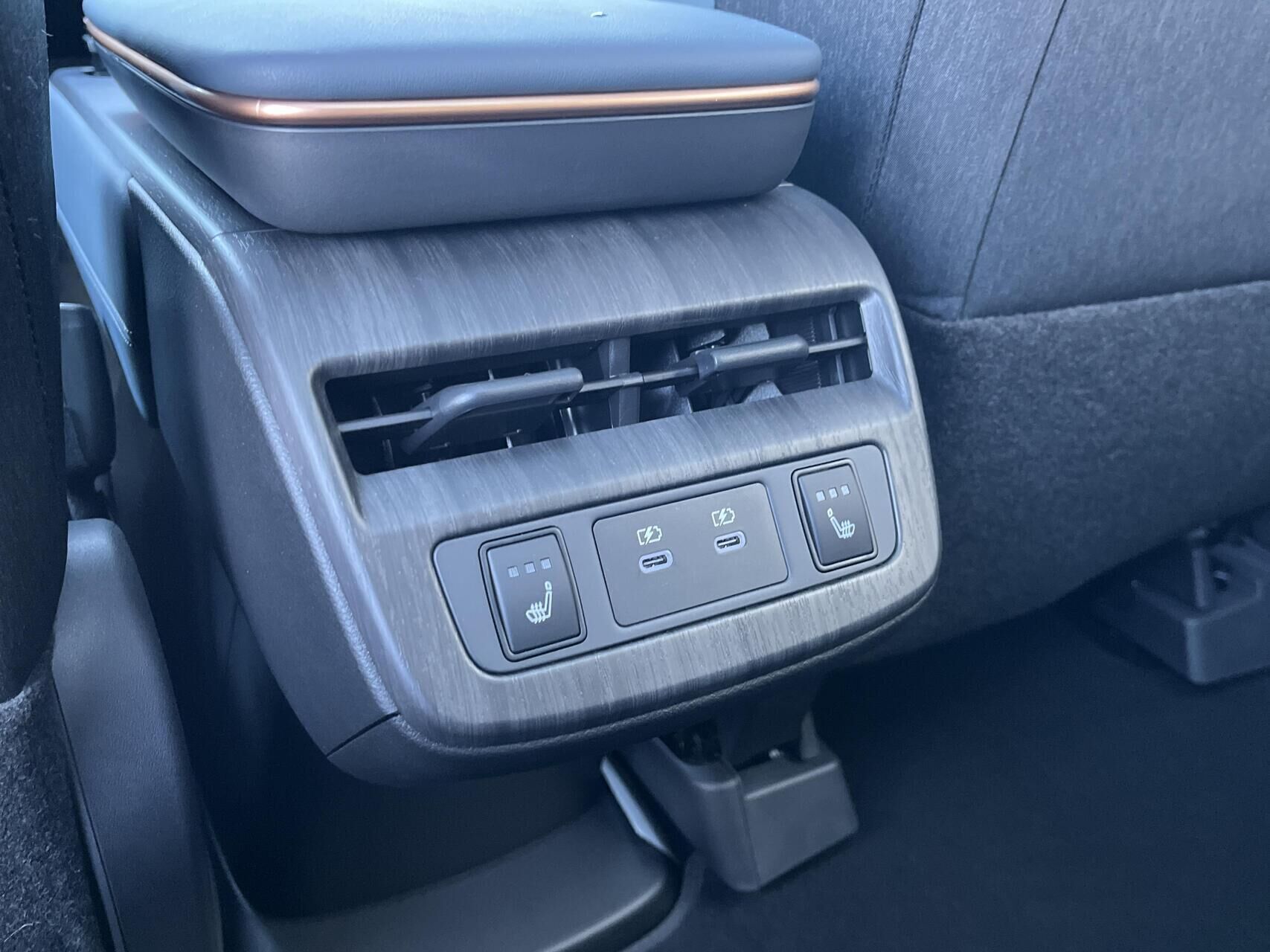 Grå Nissan Ariya fra 2025