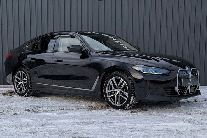 Sort BMW i4 fra 2023 set udefra