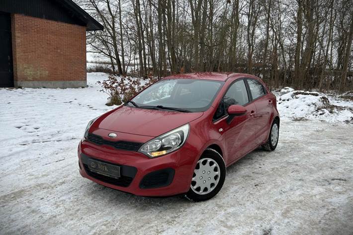 Grå Kia Rio fra 2013 set udefra