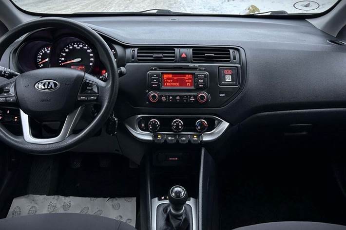 Grå Kia Rio fra 2013