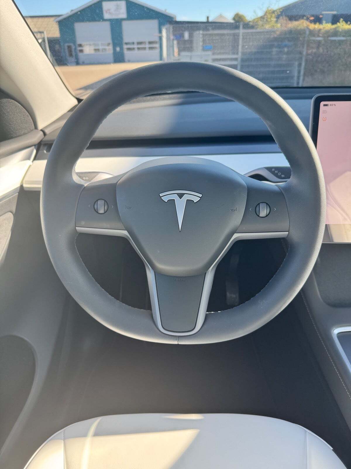 Hvid Tesla Model Y fra 2024
