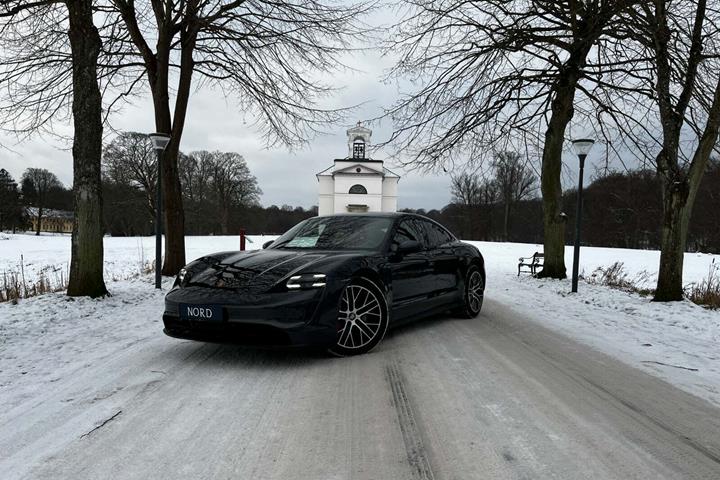 Grå Porsche Taycan 4S fra 2021 set udefra