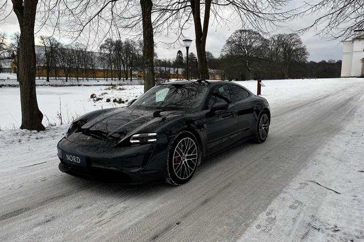 Grå Porsche Taycan 4S fra 2021