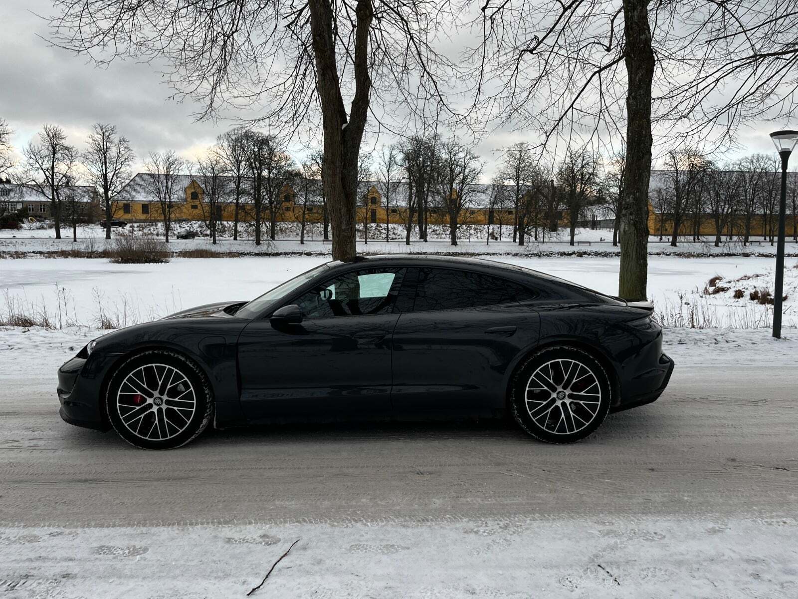 Grå Porsche Taycan 4S fra 2021