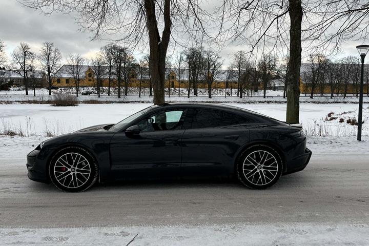 Grå Porsche Taycan 4S fra 2021