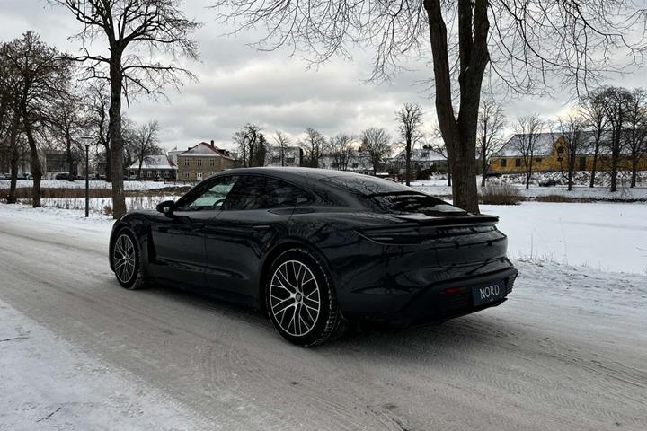 Grå Porsche Taycan 4S fra 2021