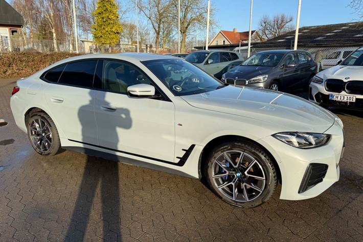 Grå BMW i4 fra 2025 set udefra