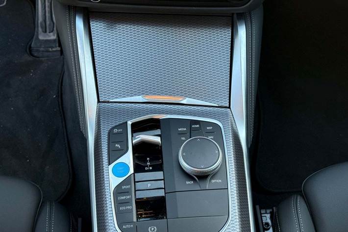 Grå BMW i4 fra 2025