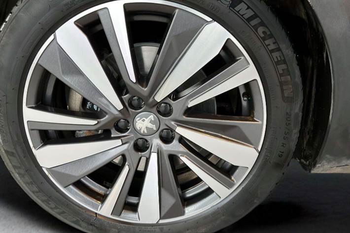 Rød Peugeot 3008 fra 2020