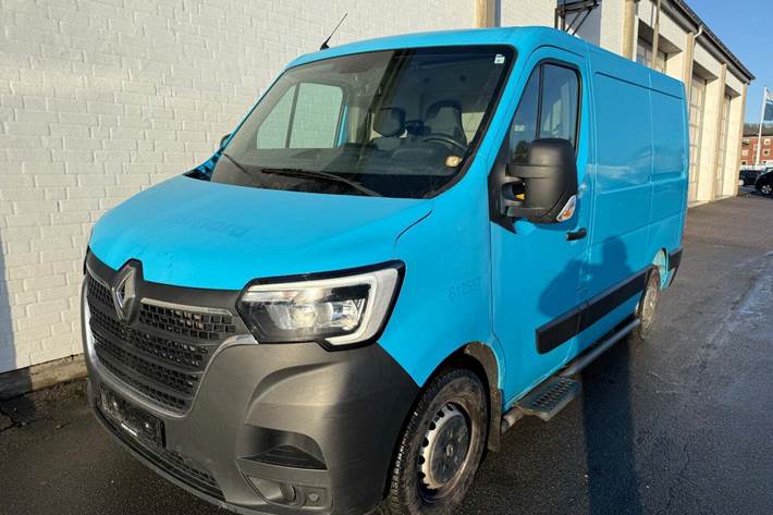 Blå Renault Master IV T33 fra 2019 set udefra
