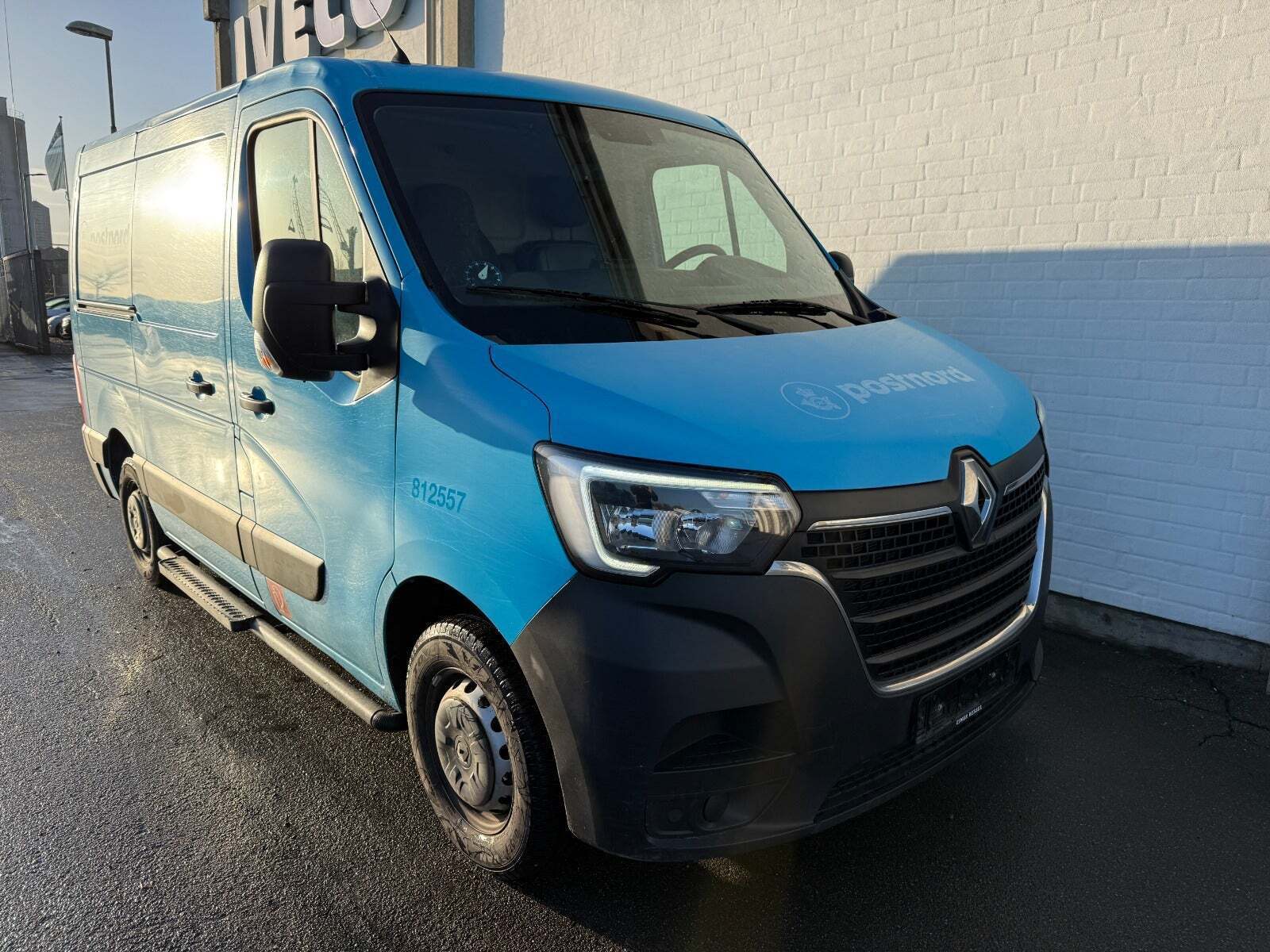 Blå Renault Master IV T33 fra 2019