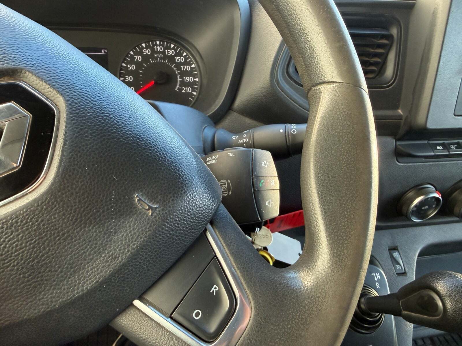 Blå Renault Master IV T33 fra 2019