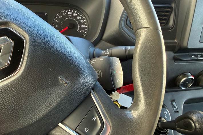 Blå Renault Master IV T33 fra 2019