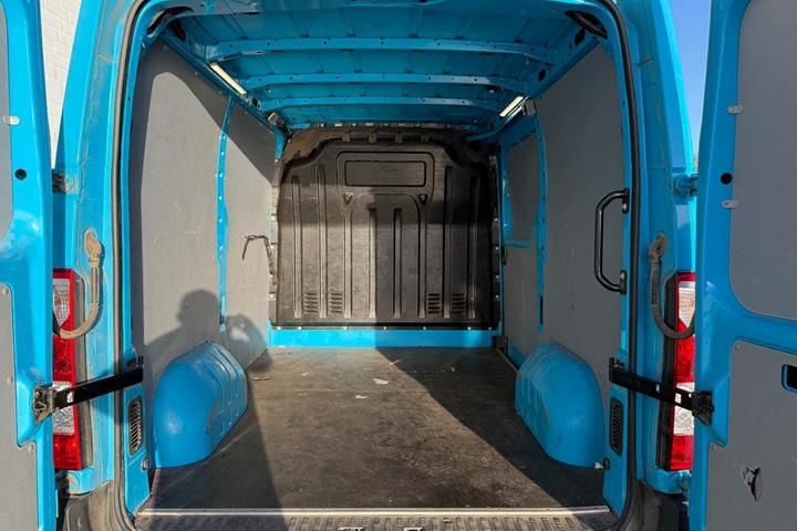 Blå Renault Master IV T33 fra 2019