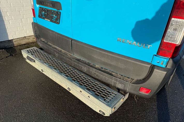 Blå Renault Master IV T33 fra 2019