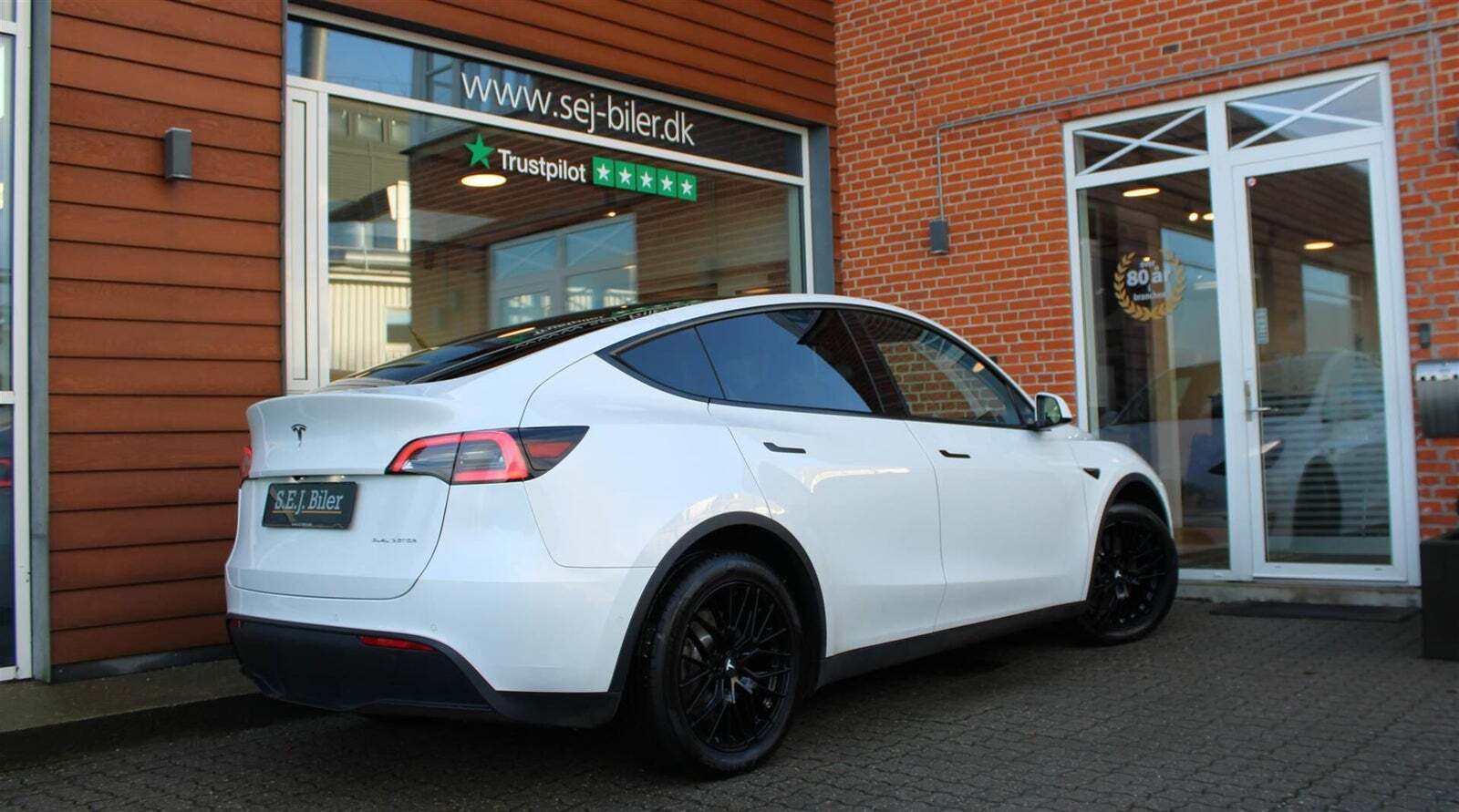 Hvid Tesla Model Y fra 2021