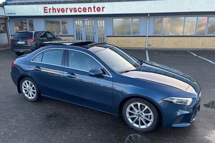 Blå Mercedes A200 fra 2020