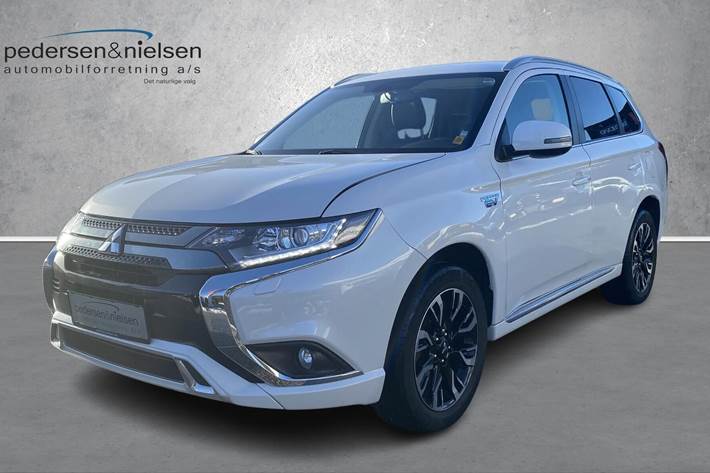 Hvid Mitsubishi Outlander fra 2020