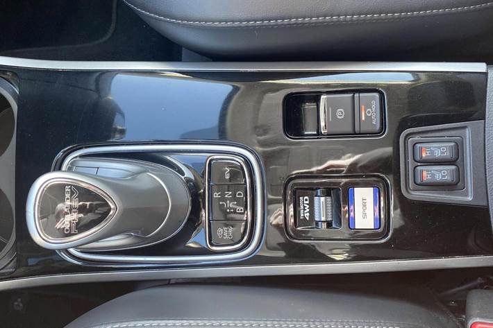 Hvid Mitsubishi Outlander fra 2020