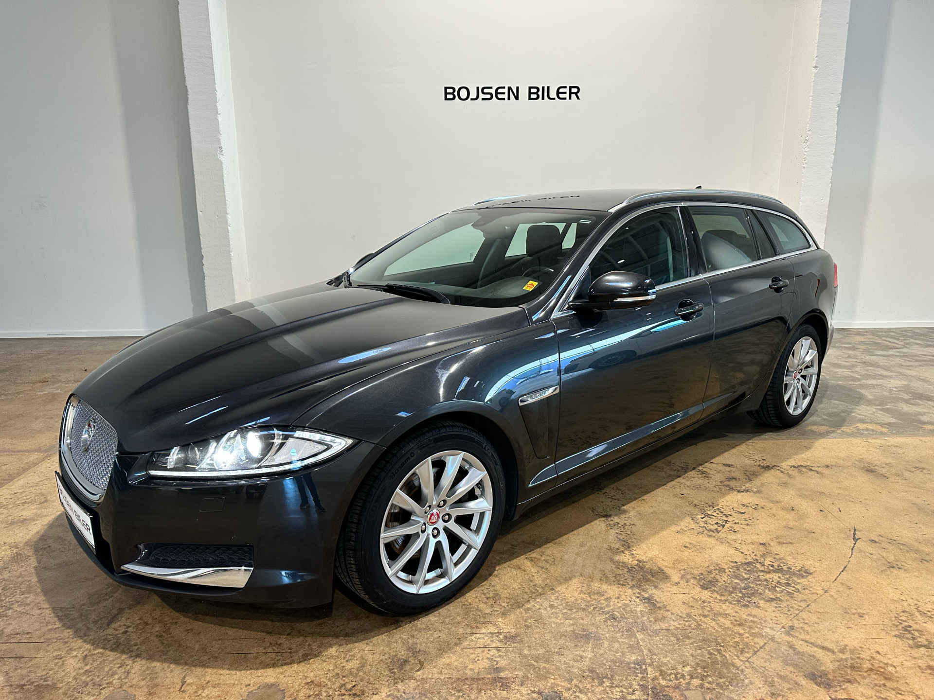 Sort Jaguar XF fra 2014