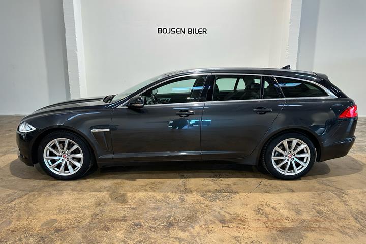 Sort Jaguar XF fra 2014