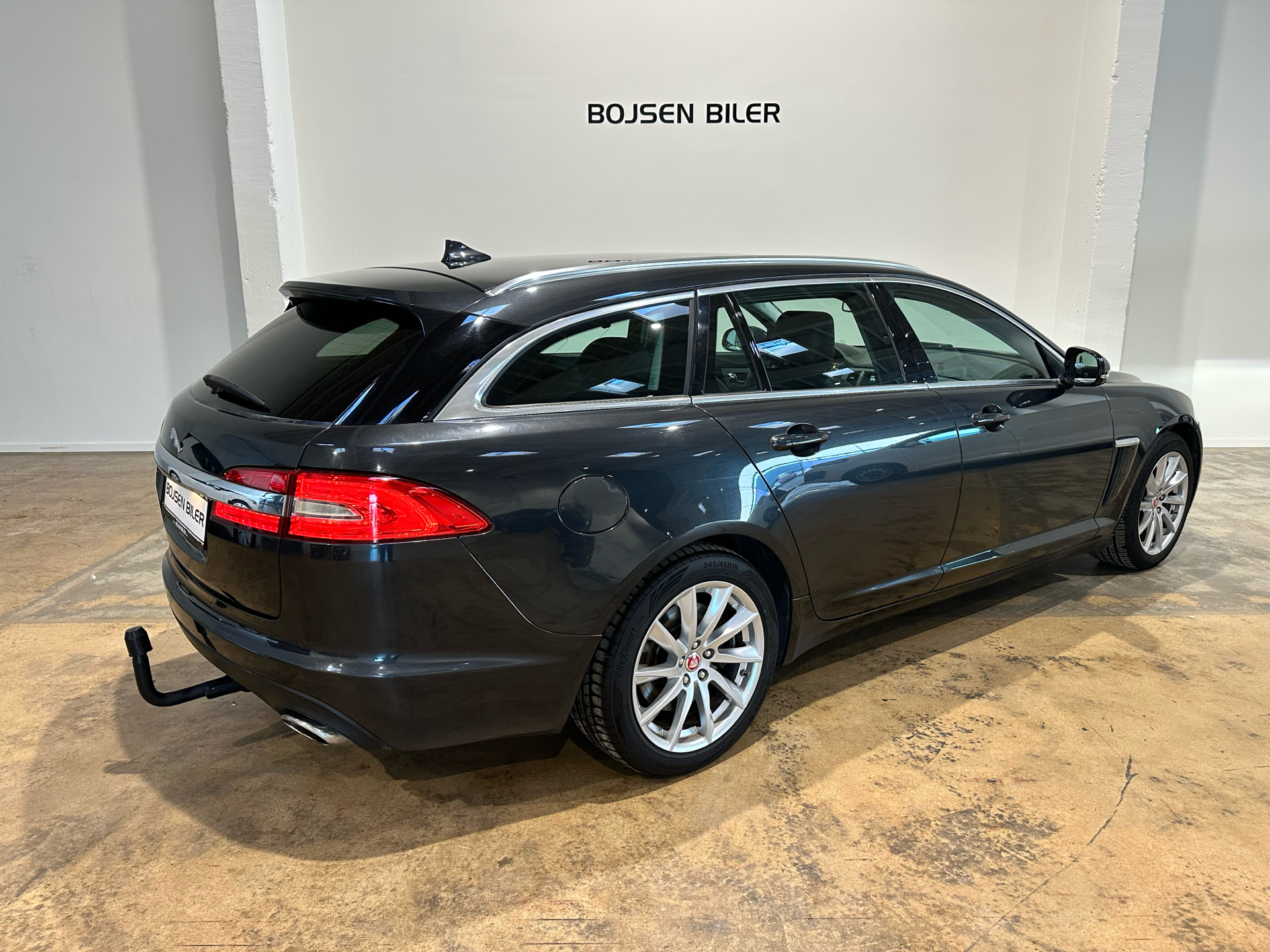 Sort Jaguar XF fra 2014