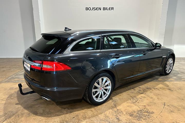 Sort Jaguar XF fra 2014