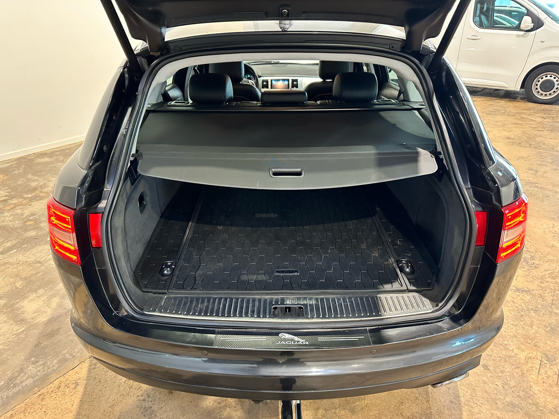 Sort Jaguar XF fra 2014