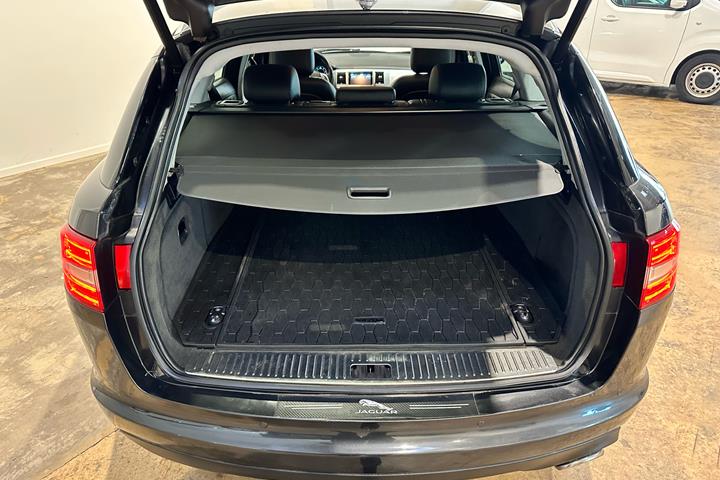 Sort Jaguar XF fra 2014