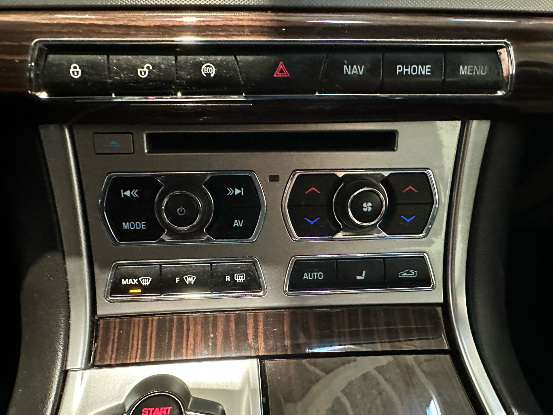Sort Jaguar XF fra 2014