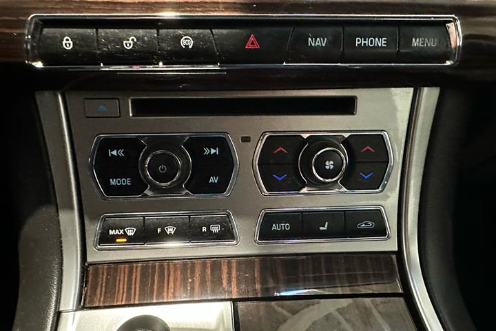 Sort Jaguar XF fra 2014